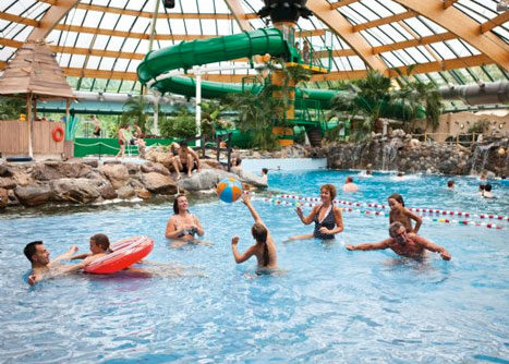 Bungalowpark met subtropisch zwembad in Limburg Bungalowpark-Nederland-met-tieners