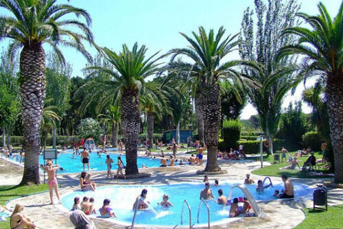 Camping met subtropisch zwembad aan de Costa Brava Camping-aan-de-spaanse-kust-met-tieners