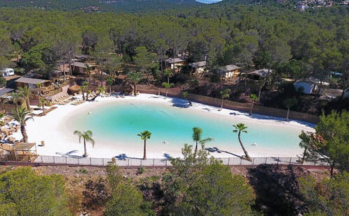 Mooie 4-sterren camping in een groene omgeving bij de Côte d'Azur Camping-cote-dazur-met-tieners