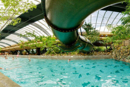 Leuk vakantiepark in Limburg met indoor zwemparadijs Familiepark-Limburg-met-tieners