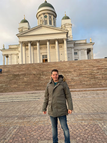 Melvin bij de Domkerk in Helsinki