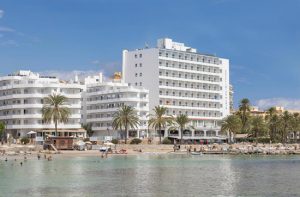 Levendig hotel Ibiza met tieners