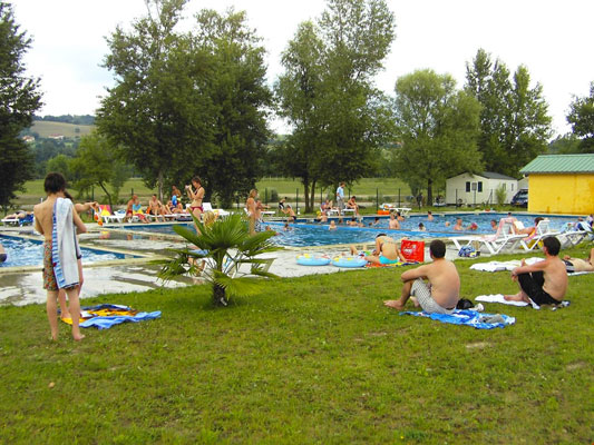 Populaire camping in de Alpen met tieners