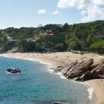 Spaanse camping aan de zonnige kust met vier zwembaden