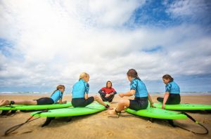 Surfcamp-met-tieners-uitleg