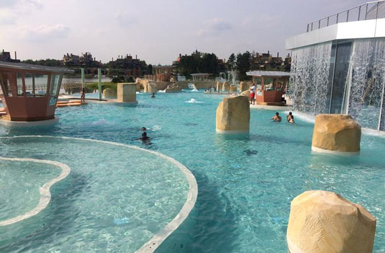 Park Parijs met groot zwembad