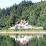 Vakantiehuis met groep op sprookjesachtige locatie in de bergen van Duitsland