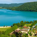 Leuk vakantiepark aan een mooi meer in de Jura