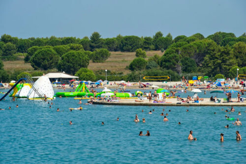 Sfeervol vakantiepark aan zee in Kroatië met talloze mogelijkheden Vakantiepark-kroatie-met-oudere-jeugd