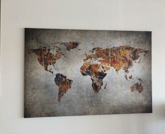 Mooie wereldkaart op canvas, met vlaggetjes