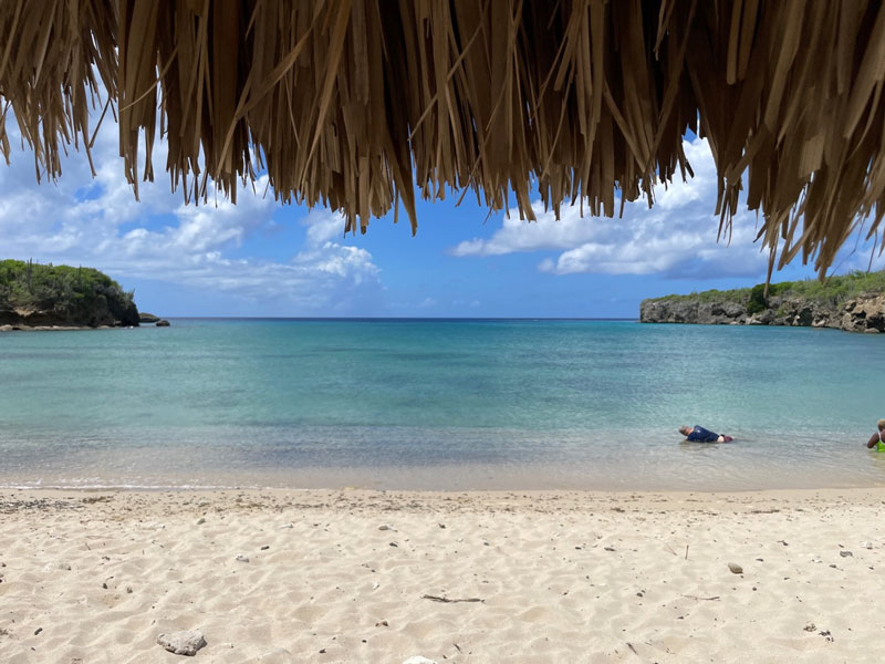 Mooie strandjes op Curacao met tieners