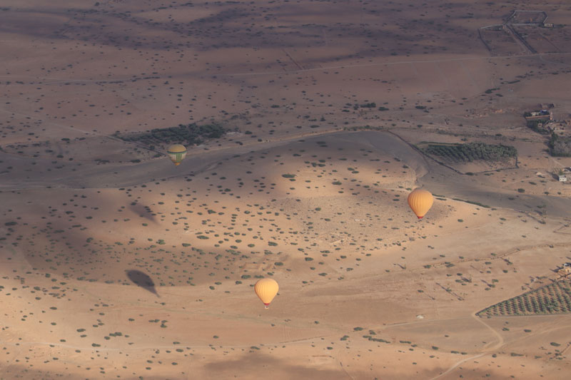 Balonnen boven Marrakech met tieners