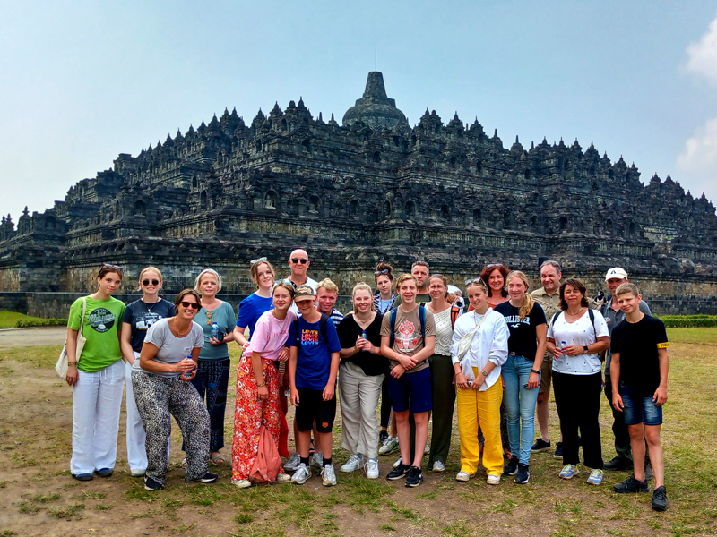 Gezin bezoekt tempel in Indonesië tijdens familiereis Java en Bali