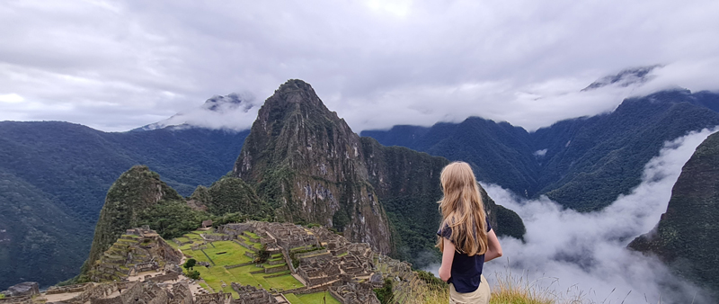 Tieners met ouders bij Machu Picchu tijdens een familiereis door Peru