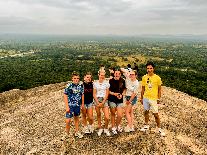 Tieners beklimmen de Leeuwenrots in Sri Lanka tijdens een familiereis