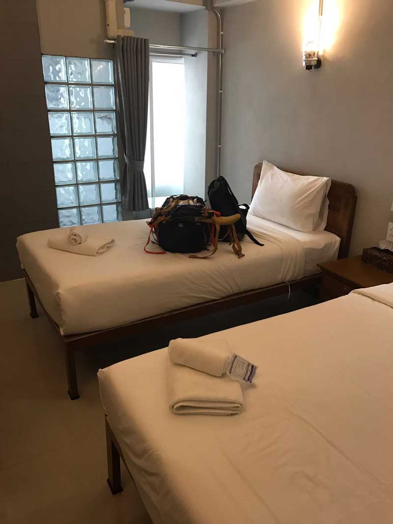 Goed hotel voor backpackers in Chiang Mai, Nanya Hotel. Grote bedden en een zwembad!