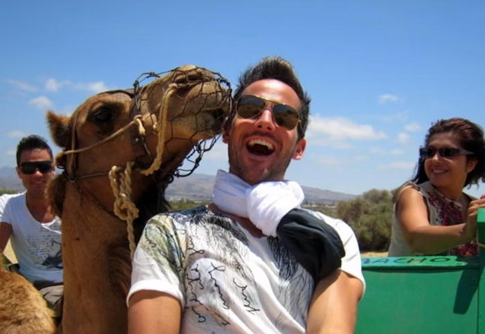 Kamelen rijden door de duinen van Maspalomas