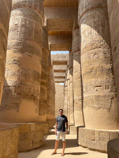 Melvin bij Tempel van Karnak