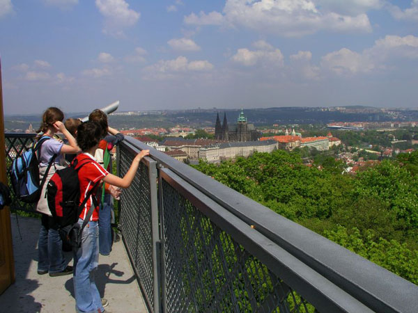 Met de kabelbaan van Praag naar Petřín - leukste attracties Tsjechië tieners
