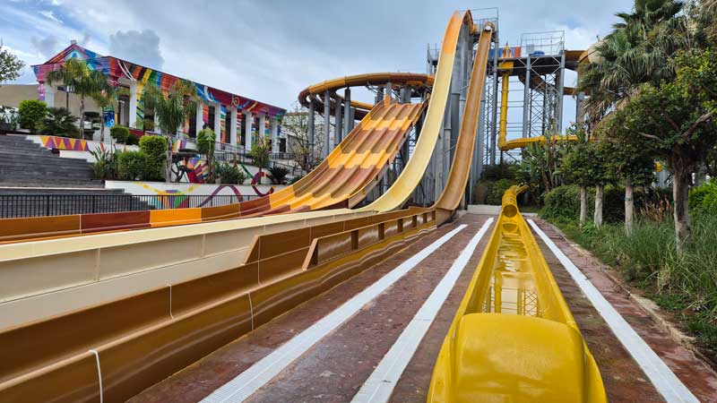 Waterpark en attractiepark ineen, bij The Land of Legends in Turkije