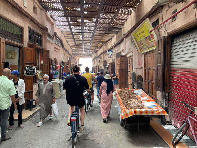 Fietsen door Marrakech met tieners