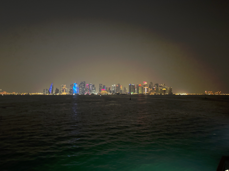 Qatar met tieners skyline