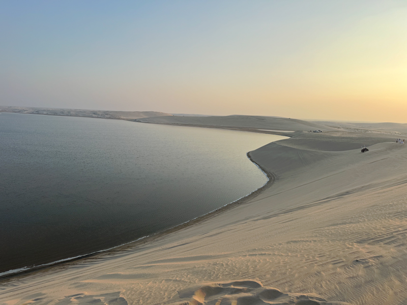 Qatar met tieners in de woestijn