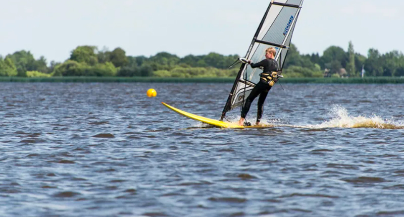 Surfen, zeilen en waterskiën bij Waterparc Veluwemeer